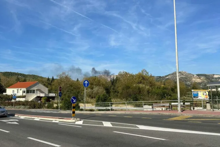 Buknuo požar u postrojenju Čistoće, vatra zahvatila dio zgrade: 'Zapaljene su bale s papirom'