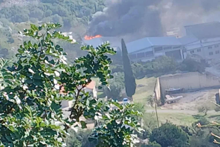 Buknuo požar u postrojenju Čistoće, vatra zahvatila dio zgrade: 'Zapaljene su bale s papirom'