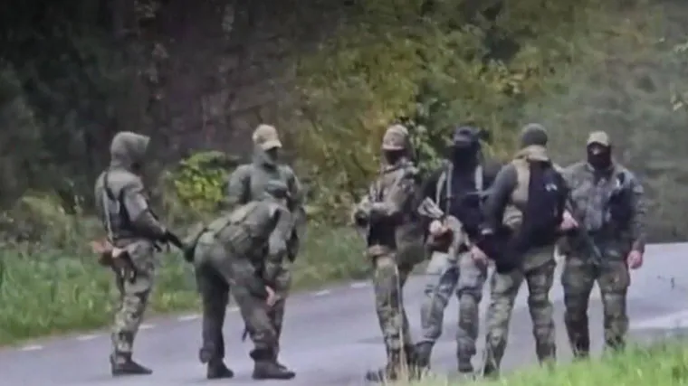 Naoružani ruski vojnici pojavili se na granici članice NATO-a: Zatvorena cesta, pojavila se snimka