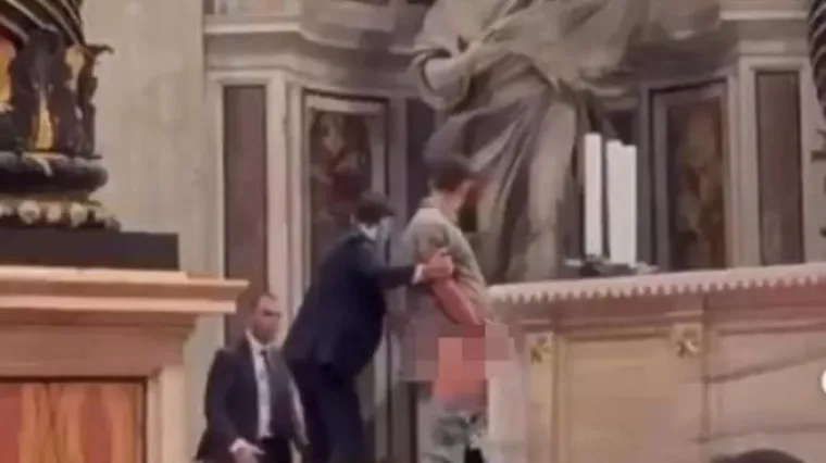 Šok u bazilici sv. Petra: Skinuo hlače i urinirao po oltaru usred mise. 'Papa je šokiran'
