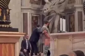 Šok u bazilici sv. Petra: Skinuo hlače i urinirao po oltaru usred mise. 'Papa je šokiran'