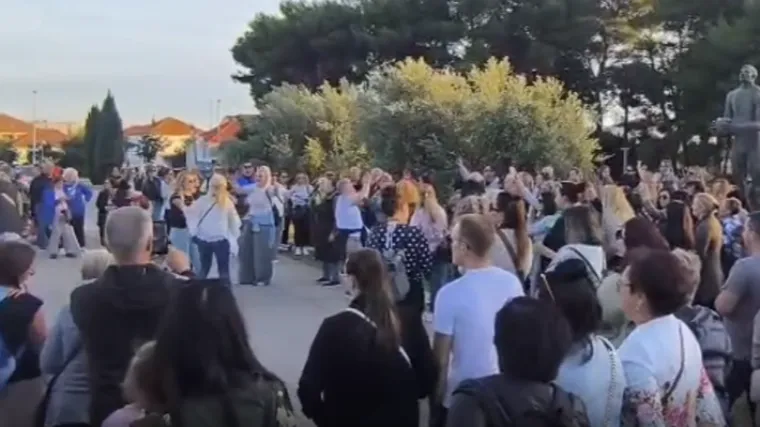 Pogledajte atmosferu u Zadru: Stotine obožavatelja pjevaju u čast Halidu