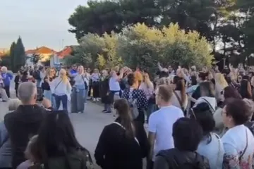 Pogledajte atmosferu u Zadru: Stotine obožavatelja pjevaju u čast Halidu