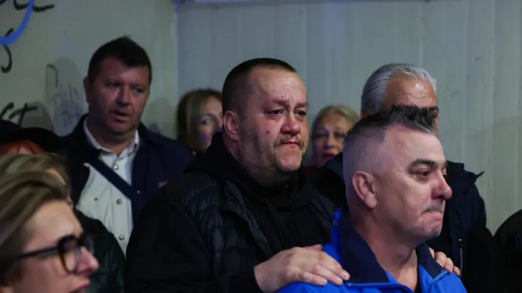 Sin Halida Bešlića u suzama grli svoju djecu: Neutješna obitelj shrvana je od bola