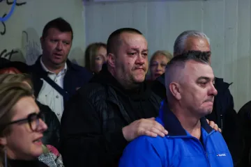 Sin Halida Bešlića u suzama grli svoju djecu: Neutješna obitelj shrvana je od bola