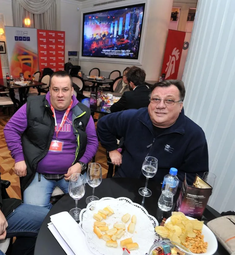 Sin Halida Bešlića u suzama grli svoju djecu: Neutješna obitelj shrvana je od bola