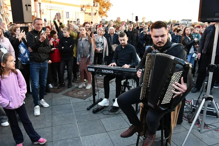 Bilo je suza, pjesme i cvijeća: Cijeli svijet se oprostio od Halida Be&scaron;lića