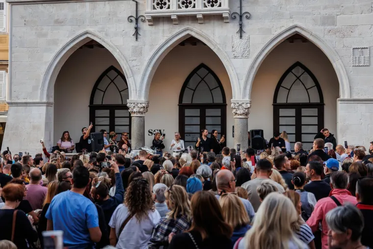 Bilo je suza, pjesme i cvijeća: Cijeli svijet se oprostio od Halida Be&scaron;lića