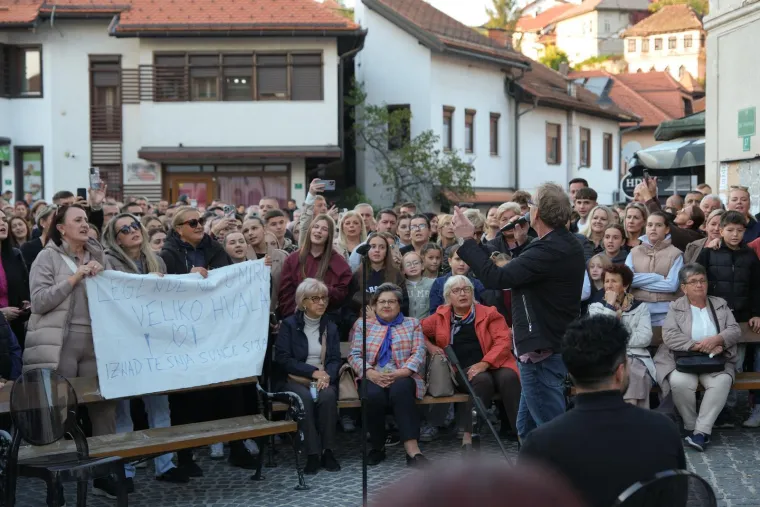Bilo je suza, pjesme i cvijeća: Cijeli svijet se oprostio od Halida Be&scaron;lića