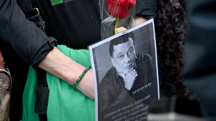 Darko Lazić zagrlio Halidovu sliku, pogledajte trenutak kad je u masi zapjevao i zaplakao