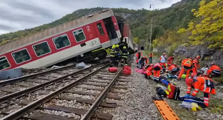 Dva brza vlaka frontalno se sudarila ispred tunela! Pogledajte stravične prizore u Slovačkoj