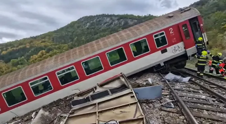 Dva brza vlaka frontalno se sudarila ispred tunela! Pogledajte stravične prizore u Slovačkoj