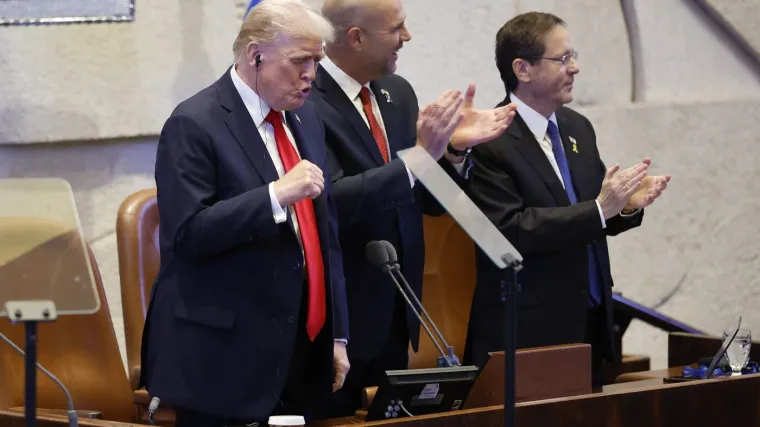 Je li ovo malo previše? Pogledajte trenutak kad je krenuo pljesak, i Trumpa je ponijela euforija