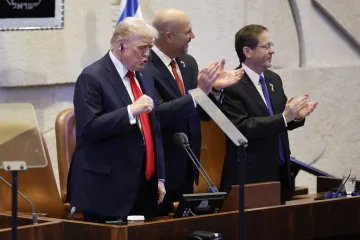 Je li ovo malo previše? Pogledajte trenutak kad je krenuo pljesak, i Trumpa je ponijela euforija