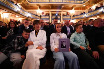 Suze, zagrljaji i tišina: Pogledajte emotivne prizore s komemoracije Halida Bešlića