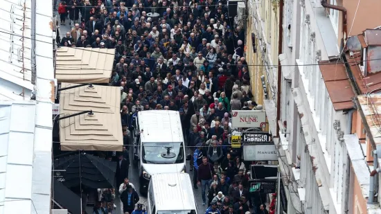 Ovo može samo Halid Bešlić: I mladi i stari u povorci, prizori s ulica govore više od riječi