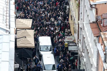 Ovo može samo Halid Bešlić: I mladi i stari u povorci, prizori s ulica govore više od riječi