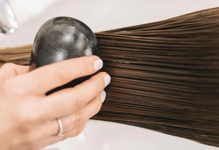 Kako spriječiti isušivanje kose? Uz nekoliko ključnih poteza bit će zdrava i blistava