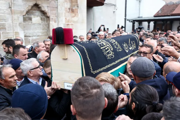 Što predstavlja tradicionalna crvena kapa na lijesu Halida Bešlića?