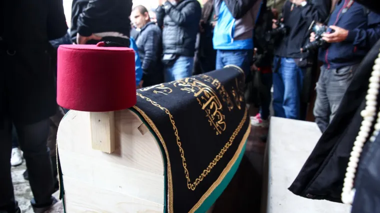 Što predstavlja tradicionalna crvena kapa na lijesu Halida Bešlića?