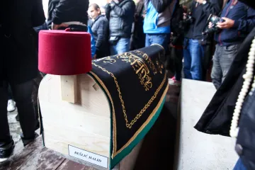 Što predstavlja tradicionalna crvena kapa na lijesu Halida Bešlića?