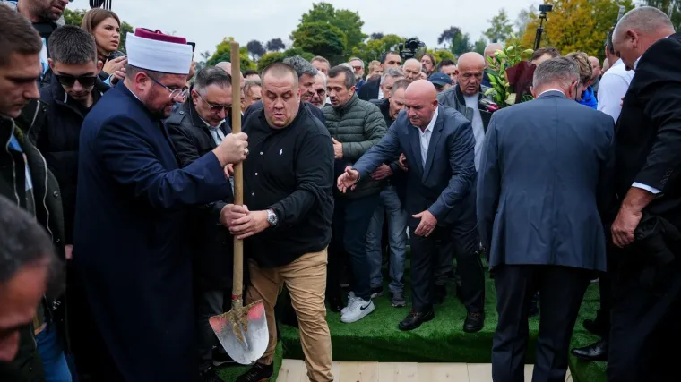 Pogledajte pogreb Halida Bešlića: Oko 100 tisuća ljudi ispratilo kralja narodne glazbe