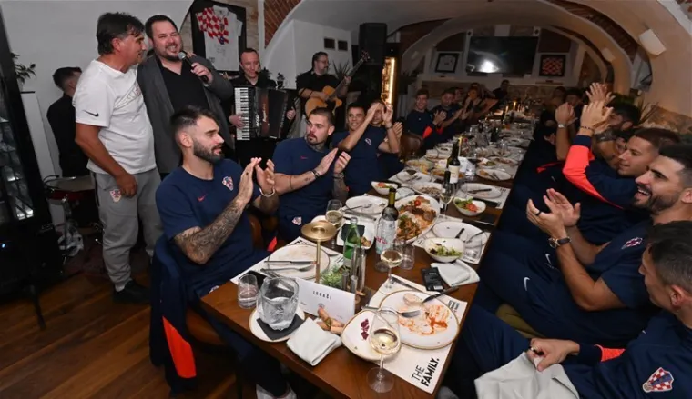 Dalić odveo igrače u svoj restoran, pogledajte kako je izgledala fešta uz harmoniku i vino