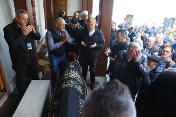 Svjetska agencija objavila galeriju fotografija sa sprovoda Halida Bešlića: Prizori slamaju srca