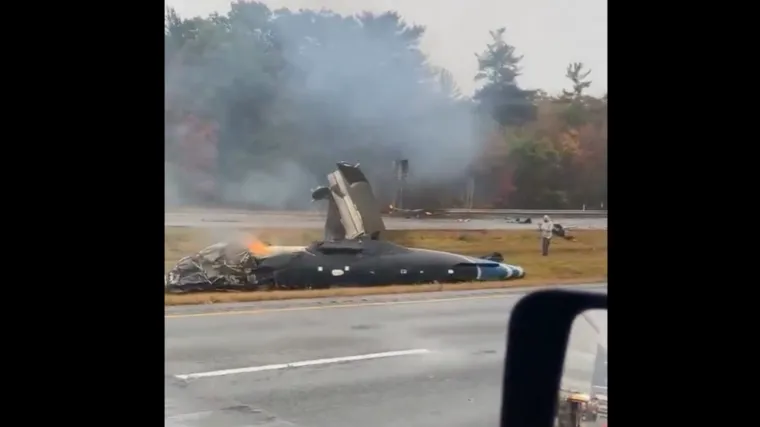 Avion se sru&scaron;io na autocestu, poginuli svi na letu: Snimljen zastra&scaron;ujući trenutak