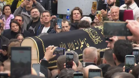 Suze, jedan prazan stolac i 150.000 ljudi: Kad je pokopan, spontano je krenula posebna pjesma