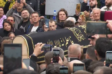 Suze, jedan prazan stolac i 150.000 ljudi: Kad je pokopan, spontano je krenula posebna pjesma