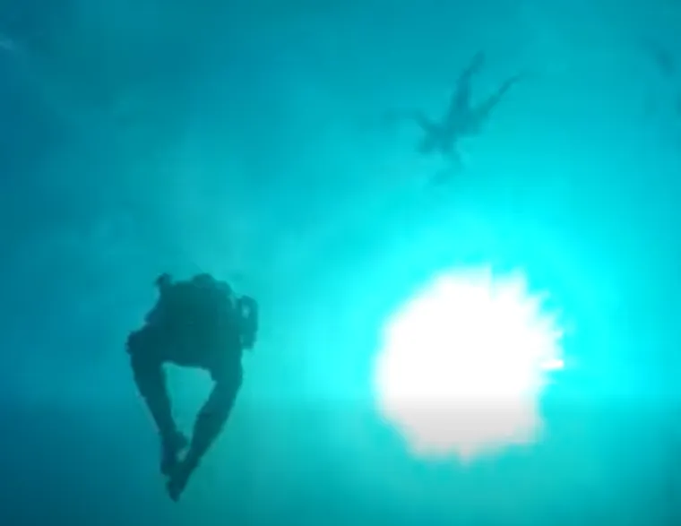 Hrvat iz mora izronio kameru i vratio snimke Rusu: Zahvalio se - kalašnjikovom! 'Što drugo?'