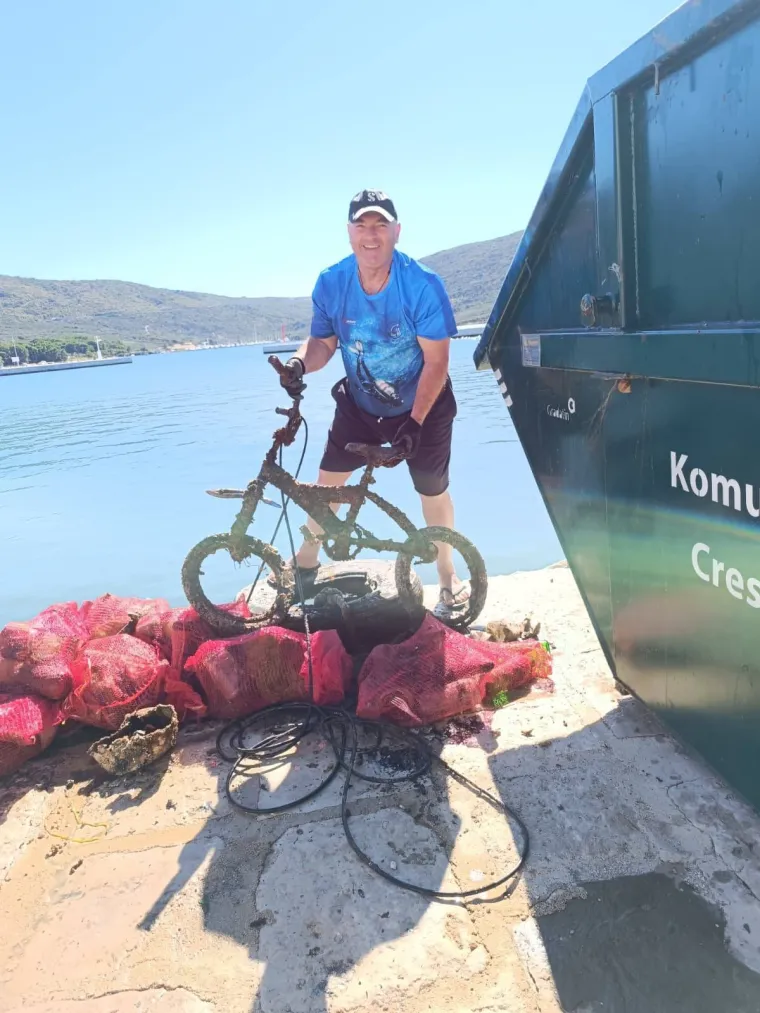 Hrvat iz mora izronio kameru i vratio snimke Rusu: Zahvalio se - kalašnjikovom! 'Što drugo?'