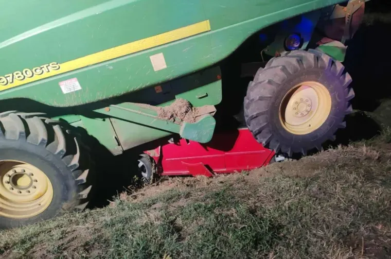 Strava na istoku Hrvatske: Autom se zabio u kombajn, pa završio prikliješten