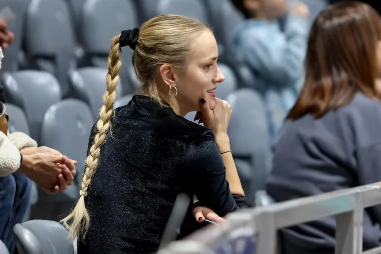 Nova frizura i stari &scaron;arm: Partnerica &Scaron;ime Vrsaljka izgleda bolje nego ikad