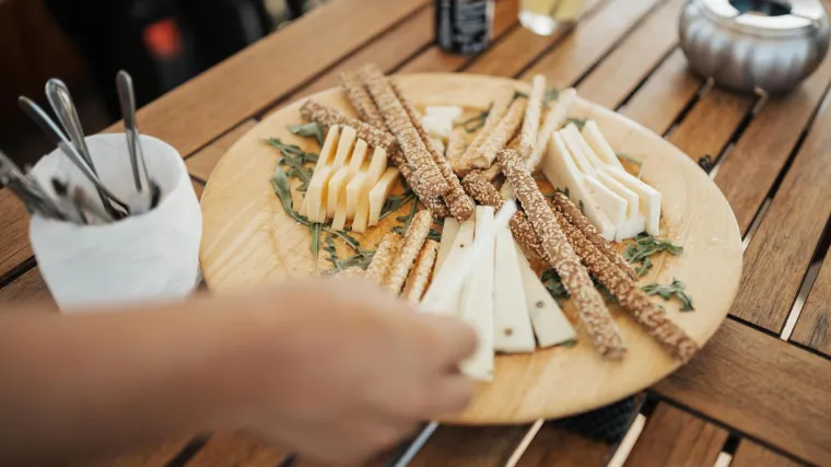 Jeste li znali da neke vrste sira sadrže mikroplastiku? Ovo su najproblematičniji