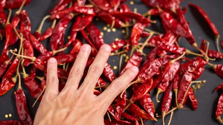 Spalila lice uspavanog muža kipućim uljem pa mu 'zapaprila' život čilijem u prahu