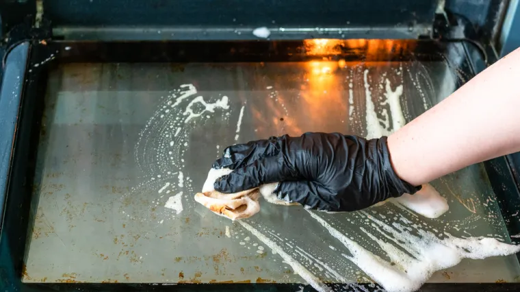 Zaboravite na ribanje: Trik s jednom namirnicom uklanja najtvrdokorniju masnoću