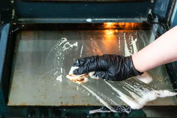 Zaboravite na ribanje: Trik s jednom namirnicom uklanja najtvrdokorniju masnoću