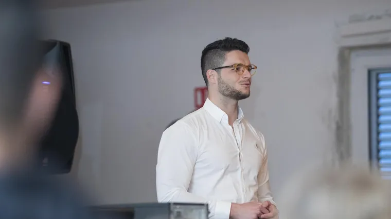 'Gospodin Savršeni' ponovno ljubi? Objavio fotografiju s misterioznom djevojkom