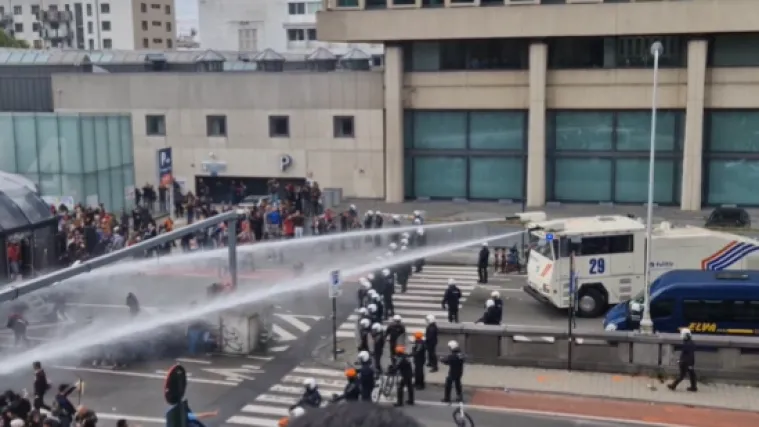 Obračun u srcu Europe: Oko 150 tisuća ljudi na ulicama, policija koristila suzavac i vodene topove