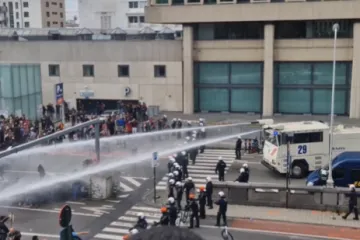 Obračun u srcu Europe: Oko 150 tisuća ljudi na ulicama, policija koristila suzavac i vodene topove