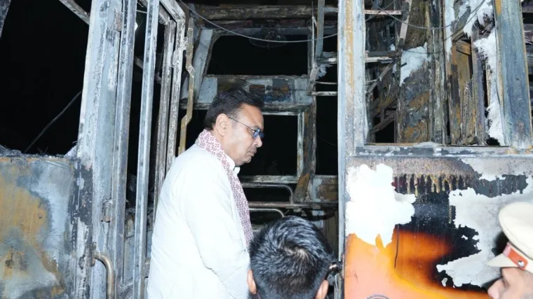 Plamen u nekoliko minuta progutao autobus: Živo izgorjelo 20 ljudi, još 15 ozlijeđeno