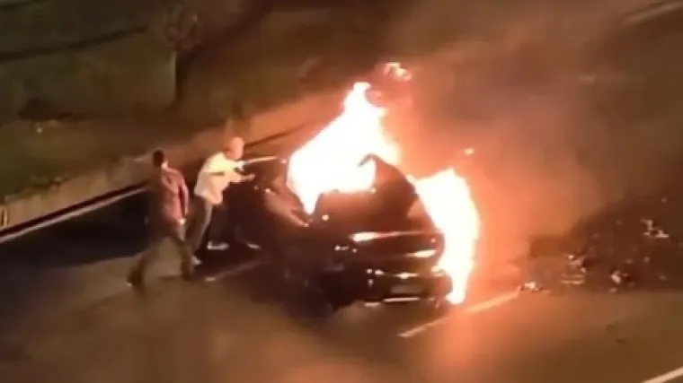 Električni auto se zapalio, vozača progutao plamen: Širi se zastrašujuća snimka