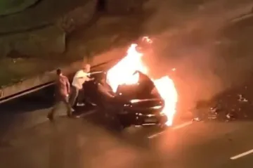 Električni auto se zapalio, vozača progutao plamen: Širi se zastrašujuća snimka