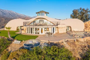 Ova bajkovita kuća izgleda kao ona u kojoj je živjela Obitelj Kremenko, a cijena joj je opaka