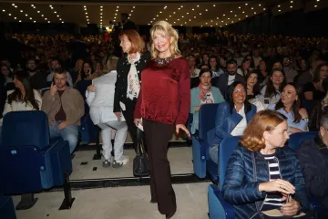 Suzana Mančić se pojavila na koncertu u Beogradu i zasjenila sve: Šarmantna glumica kao da ne stari