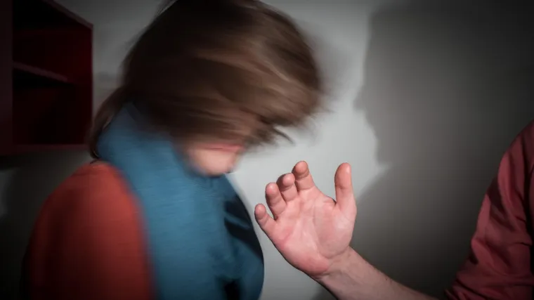 Djevojčica preživjela pakao: Silovale je tri generacije vlastite obitelji, a onda ju je majka zapalila