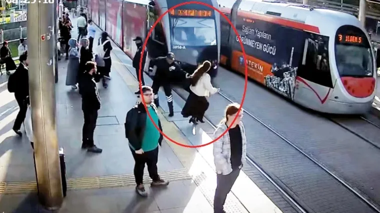 Čudesnom reakcijom je spasio djevojku od pada pod tramvaj, stotinka ju je dijelila od pogibije!