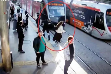 Čudesnom reakcijom je spasio djevojku od pada pod tramvaj, stotinka ju je dijelila od pogibije!